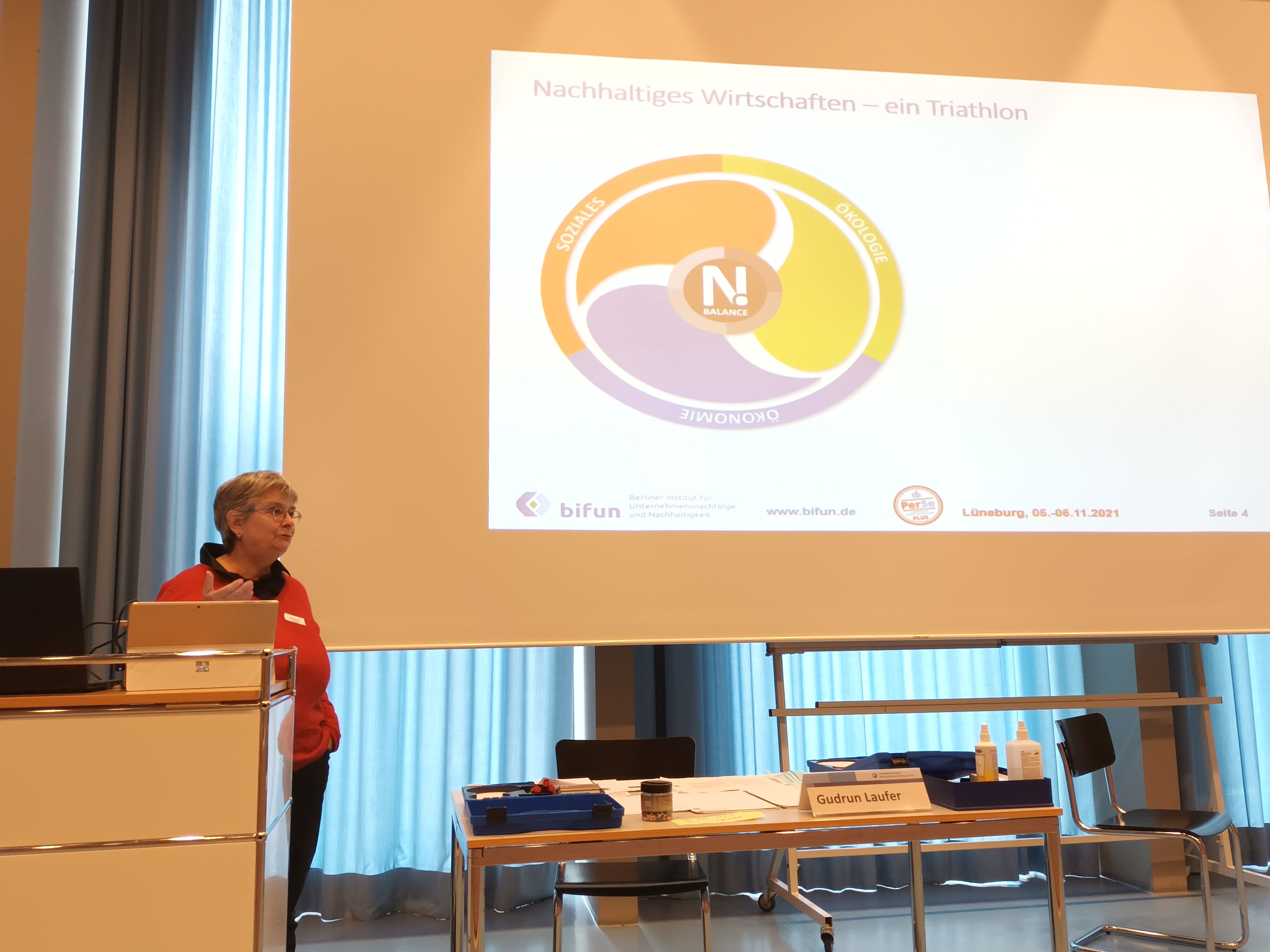 Gudrun Laufer vom Berliner Institut für Unternehmensnachfolge und Nachhaltigkeit bei Ihrem Vortrag, Foto: Arbeit und Leben